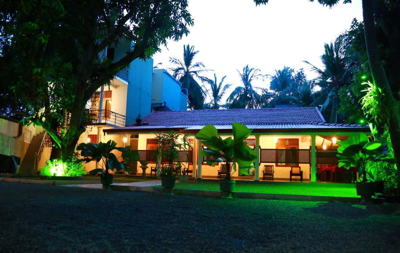Vishmee Holiday Inn Embilipitiya Exterior foto